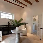 Сasa de vacaciones Palace Modern Residences At The Railyard - 2 Bedroom Casa